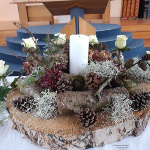 23-11-2025:  Rondom de cirkel van natuurlijke materialen, staat een kring van bloemen,  als symbool van mensen om u heen!