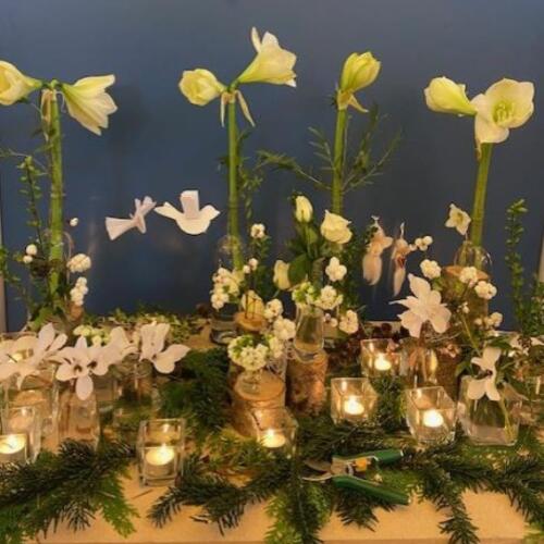 Kerst-2025: Het is feest. zie het wit van de bloemen,  hun kelken vol belofte. Duiven, engelen, hemel en aarde ontmoeten elkaar. Het Kind is geboren,  licht over licht.